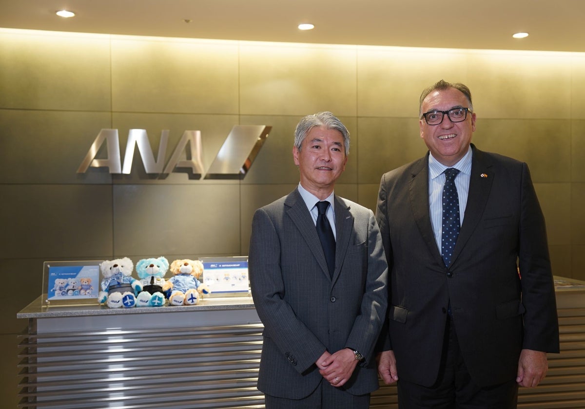 The Junta de Andalucía's regional tourism minister, Arturo Bernal, together with All Nippon Airways' (ANA) VP for global operations.